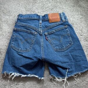 Levi’s 501 mid-thigh shorts